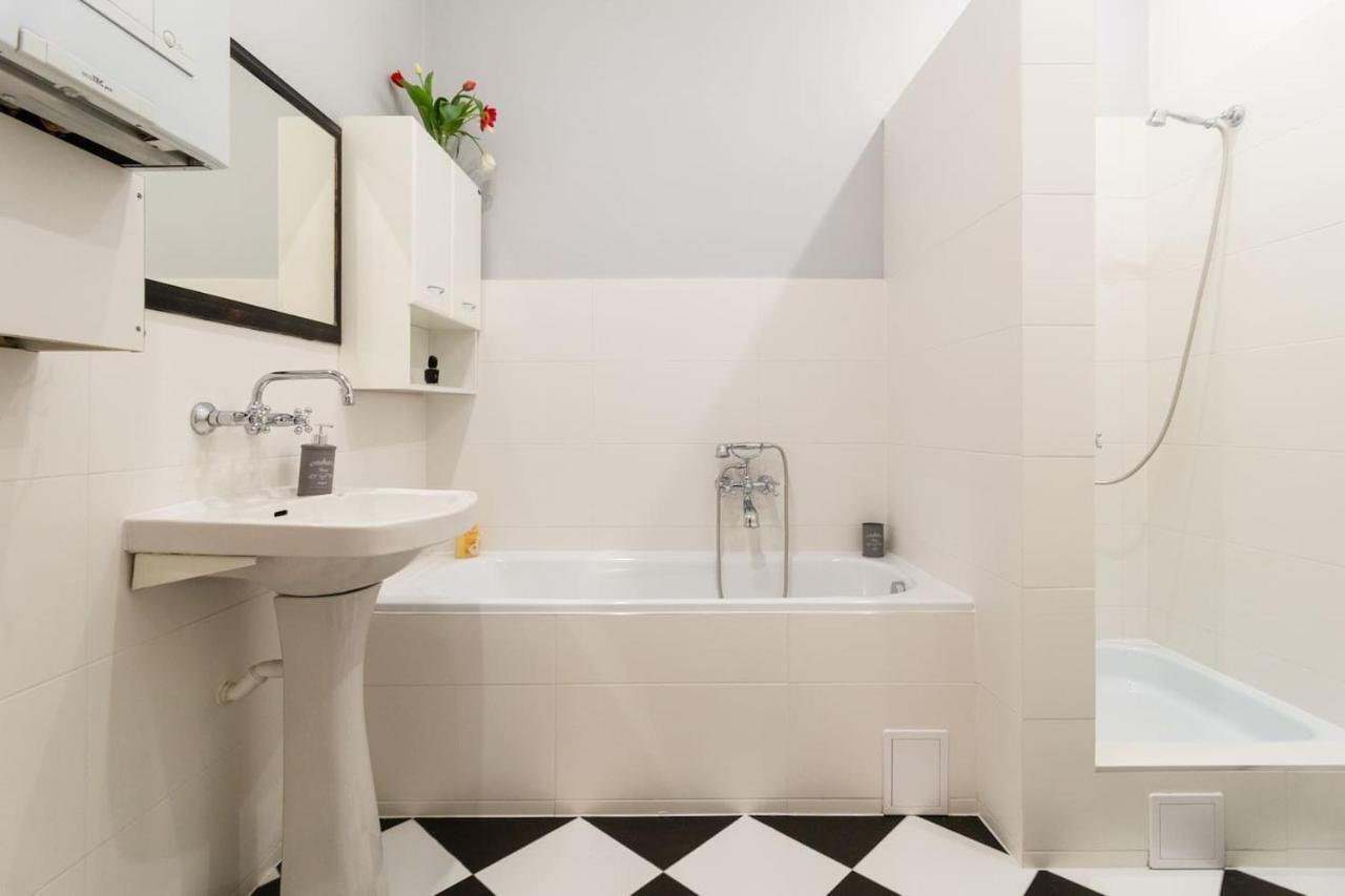 Spacious, Central & Artistic W/Brand New Bathroom! Krasków Exteriör bild