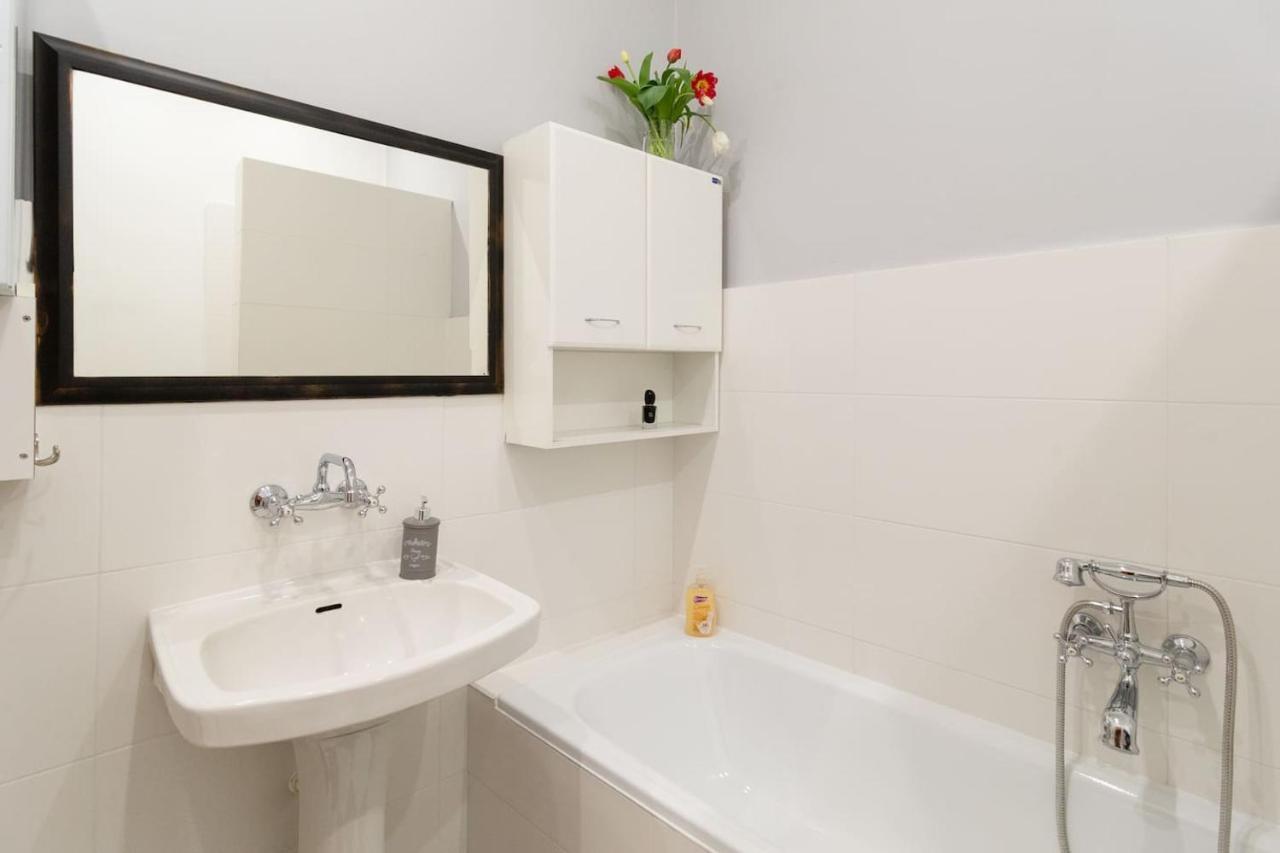 Spacious, Central & Artistic W/Brand New Bathroom! Krasków Exteriör bild