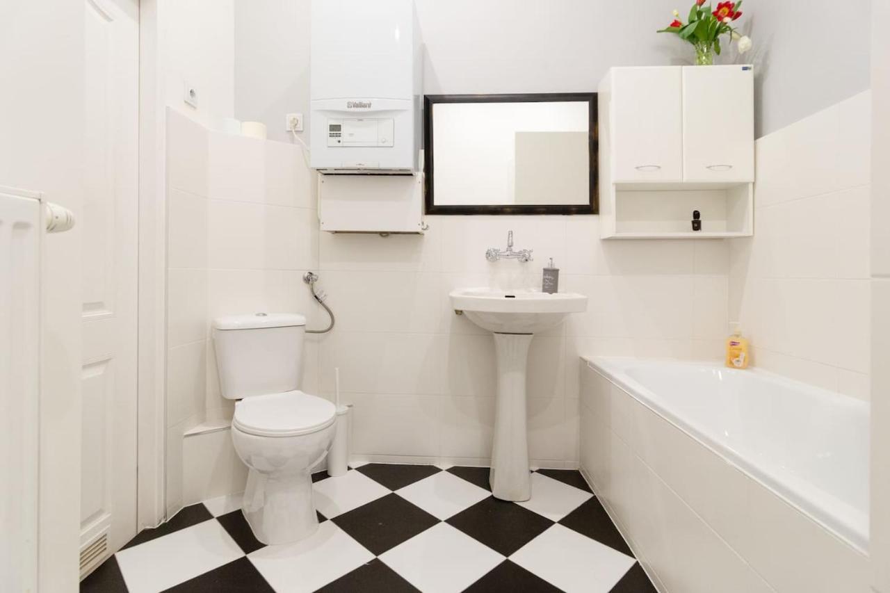 Spacious, Central & Artistic W/Brand New Bathroom! Krasków Exteriör bild